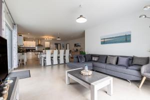 a living room with a couch and a table at Villa bassin d´archachon in Arès