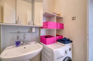 a bathroom with a sink and a washing machine at Chambre double à Toulouse in Toulouse