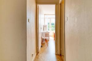a hallway with a table and a chair in a room at Chambre double à Toulouse in Toulouse