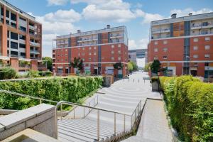 a set of stairs in a city with buildings at Chambre double à Toulouse in Toulouse