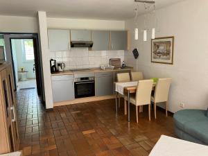 a kitchen and dining room with a table and chairs at Kehl Vogt Ferien Apart in Warstein