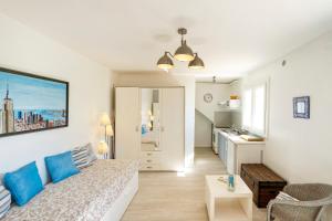 a living room with a bed and a kitchen at Studio Proche Lac Hossegor in Hossegor