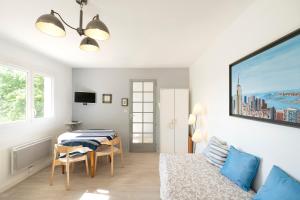 a living room with a table and a couch at Studio Proche Lac Hossegor in Hossegor