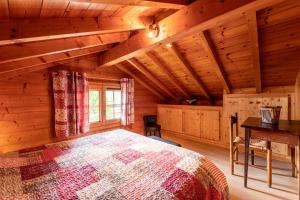 a bedroom with a large bed in a cabin at Chalet indépendant 3 personnes in Alex