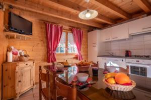 a kitchen with a table with fruit on it at Chalet indépendant 3 personnes in Alex