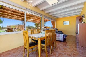 a dining room with a table and chairs at Can Boquera in L'Ametlla de Mar