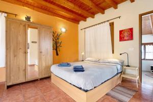 a bedroom with a large bed in a room at Yukalele 2 in Lajares