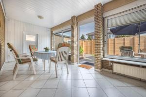 a dining room with a table and chairs and a window at Ferienhaus Inge in Oldenburg