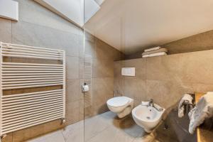 a bathroom with a toilet and a sink at Florerhof Ferienwohnung Lavendel in Vols am Schlern +19 photos