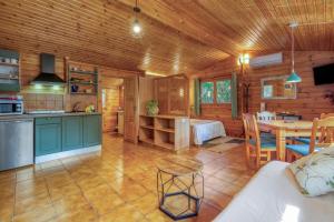 a kitchen and dining room of a log cabin at Entre Viejos Olivos in Benicolet
