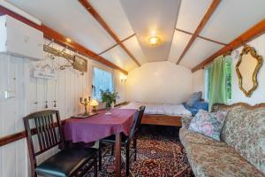 a living room with a table and a couch at Ferien Tinyhaus im Tale in Ascheffel