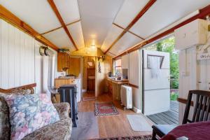 a kitchen and living room of a tiny house at Ferien Tinyhaus im Tale in Ascheffel