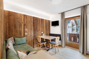 a living room with a couch and a table at Pfaffingerhof Antholz in Masserie