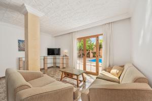 ein Wohnzimmer mit zwei Sofas und einem Fernseher in der Unterkunft C'an Crespí in Consell