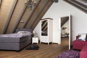 a bedroom with a bed and a mirror at Kuckucks Hideaway in Oberibach