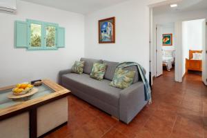 a living room with a couch and a table at La Casita del Limoncito in Alcaucín