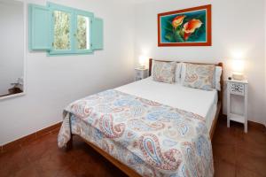 a bedroom with a bed and a window at La Casita del Limoncito in Alcaucín +22 photos