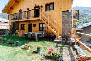 a wooden house with a table and a balcony at Chalet Agréable 3 étoiles app 4 in Courchevel