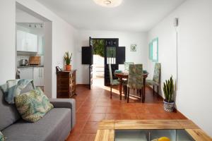 a living room with a couch and a table at La Casita del Limoncito in Alcaucín