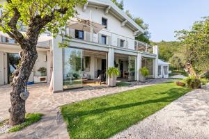 an exterior view of a house with a yard at Villa Artista in Gardone Riviera