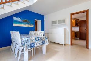 a kitchen and dining room with a table and chairs at Creixell in Creixell