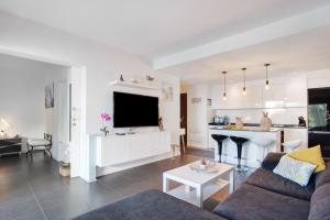 a living room with a couch and a table and a kitchen at The Garden Secret in Villaverde
