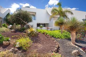 a house with a lot of plants in front of it at The Garden Secret in Villaverde