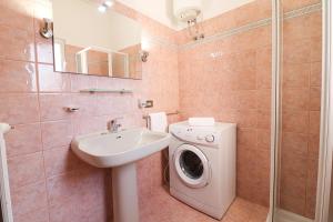 a bathroom with a washing machine and a sink at Casa Isabel a Otranto 10 posti in Otranto
