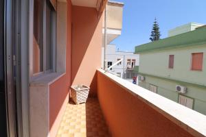 an empty balcony with a basket on the side of a building at Casa Isabel a Otranto 10 posti in Otranto