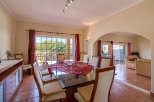 a kitchen and dining room with a table and chairs at Villa do Lago in Albufeira