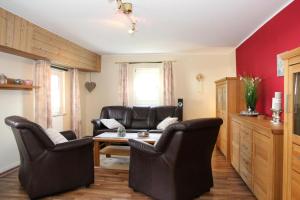 a living room with leather chairs and a table at Ferienwohnung Blum in Schmallenberg