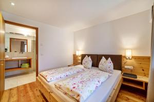 a bedroom with a large bed and a large mirror at Langstein Wohnung Golden in Coldrano