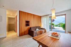 a living room with a table and a couch at Langstein Wohnung Golden in Coldrano