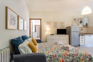 a living room with a bed and a kitchen at La Terrazza in Brunate