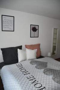 a bedroom with a bed with a peace sign on it at Casa Schrader in Kaltenholzhausen