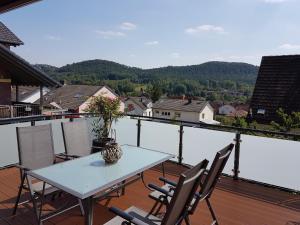 Ein Tisch und Stühle auf einem Balkon mit Aussicht in der Unterkunft Ruth in Dahn