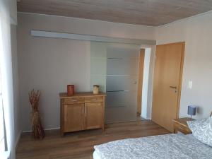 ein Schlafzimmer mit Bett, Kommode und Kleiderschrank in der Unterkunft Ruth in Dahn