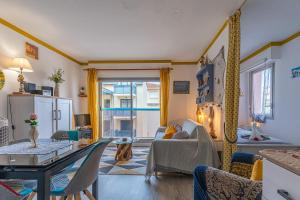a living room with a couch and a table at Studio cabine centre ville in Arcachon