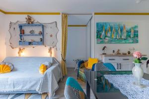 a bedroom with a bed and a table with chairs at Studio cabine centre ville in Arcachon
