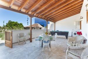 a patio with a table and chairs and a piano at Las Casas del Bisa in Garachico
