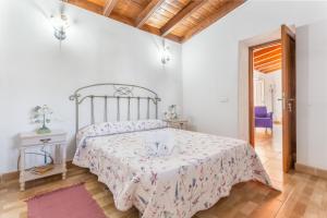 a bedroom with a large bed with a pink bedspread at Las Casas del Bisa in Garachico