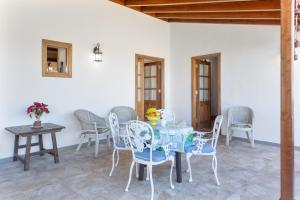 a dining room with a table and chairs at Las Casas del Bisa in Garachico