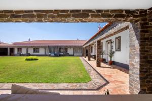 an internal view of a house with a yard at Casas do Monte in Giões