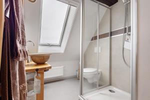 a bathroom with a shower and a toilet and a sink at Stub'n Balbine in Waischenfeld +27 photos