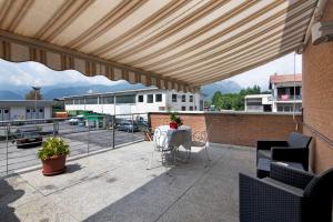a patio with a table and chairs on a balcony at Casa Zia Dani in Piantedo