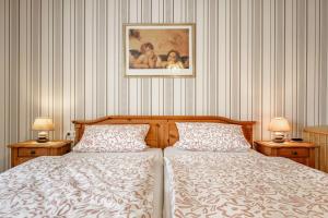 a bedroom with two beds and a picture on the wall at Haus Marianne Duffner in Schonach