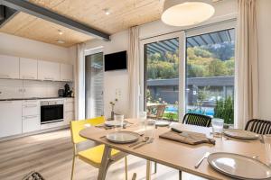 eine Küche und ein Esszimmer mit Tisch und Stühlen in der Unterkunft Nadou in Beuron