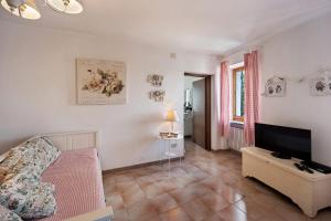 a living room with a couch and a television at Casa dei Fiori in Casanova Lerrore