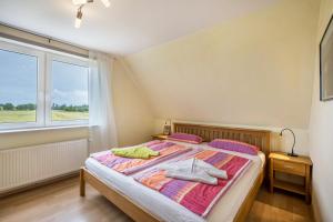 a bedroom with a bed with towels on it at Ferienwohnung Lichtblick in Grömitz