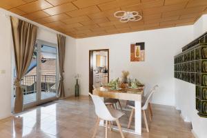 a dining room with a table and chairs at Casa Conte in Mörlenbach